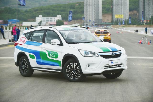 挑战4120 比亚迪宋EV300“天境之旅”征服青海湖