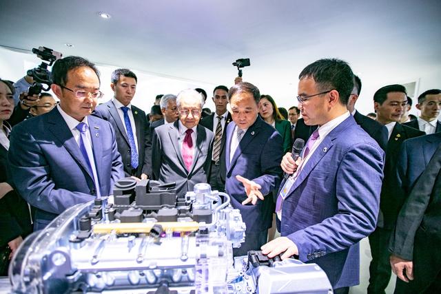 吉利控股集团与宝腾控股签署深化新能源领域战略合作框架协议