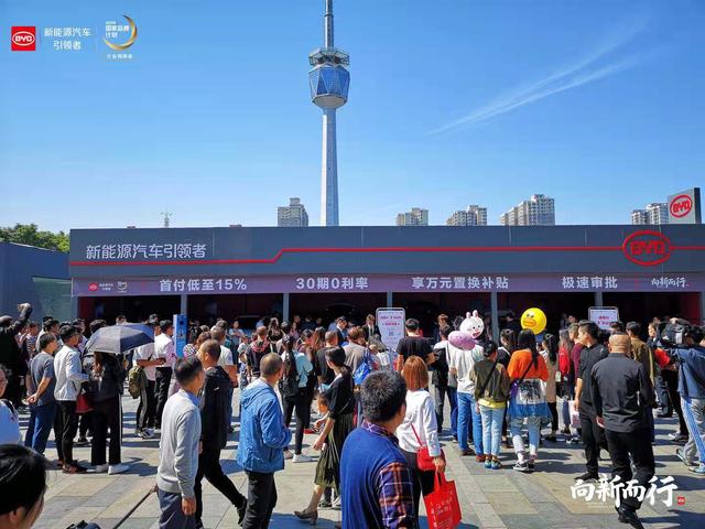 宋MAX持续热销 黄金周变身大型吸粉现场