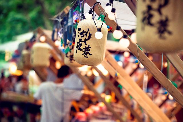 一辆车点亮400m长街60个摊位 今年