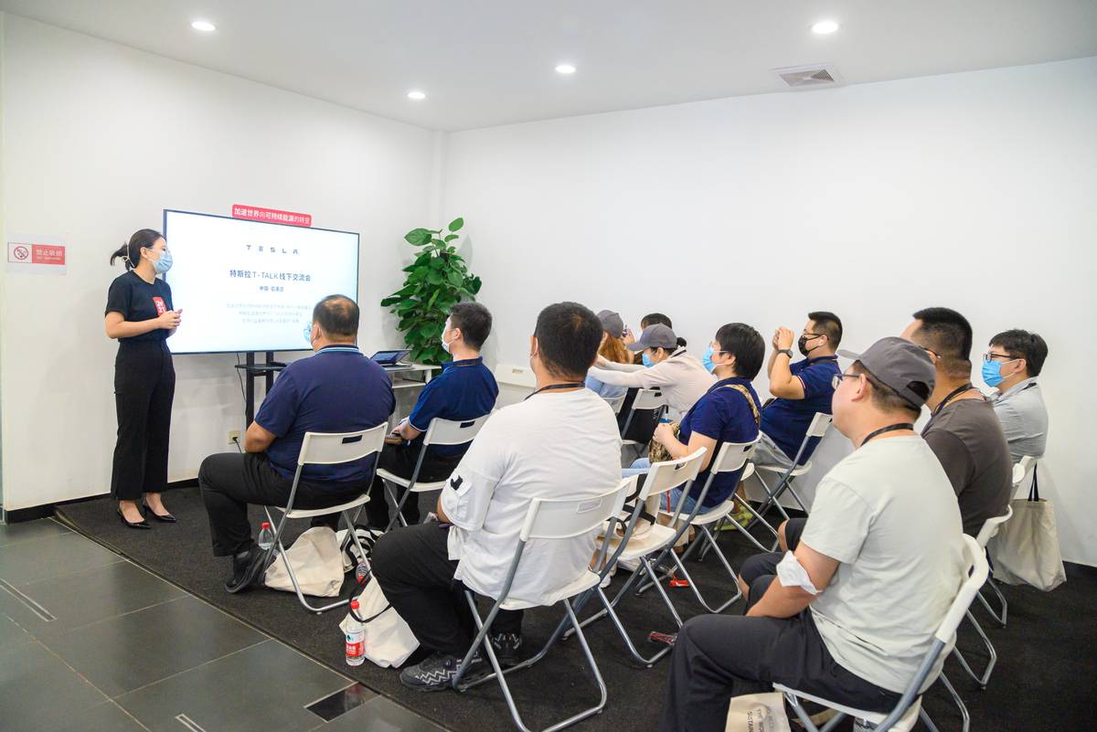 开特斯拉感受国际庄初秋风情,“看不见的安全”为出行保驾护航