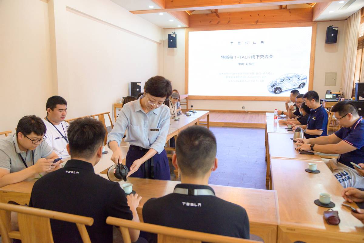 开特斯拉感受国际庄初秋风情,“看不见的安全”为出行保驾护航