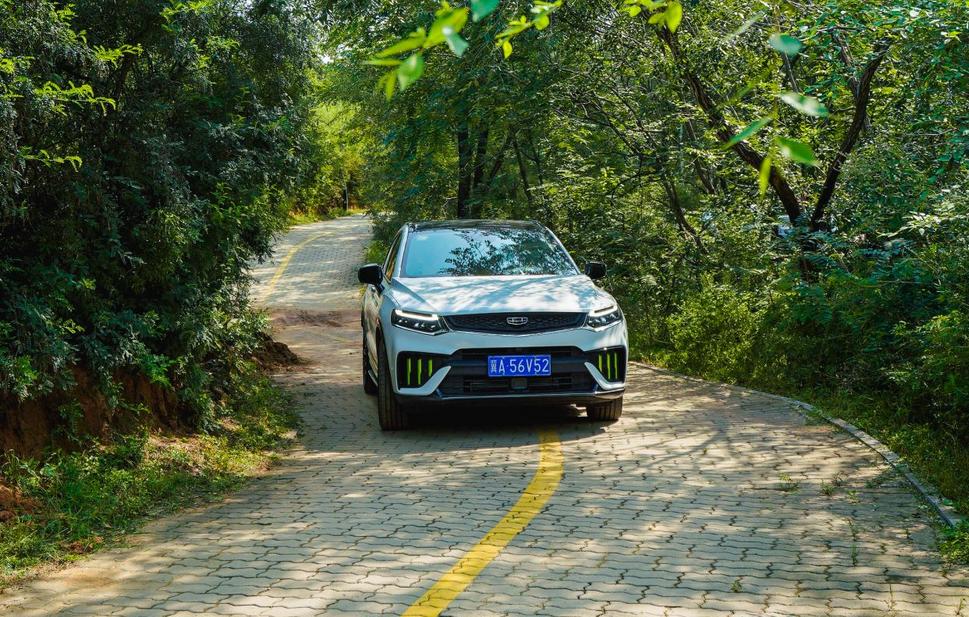 一台好看、好听又好开的高性能运动SUV—星越S