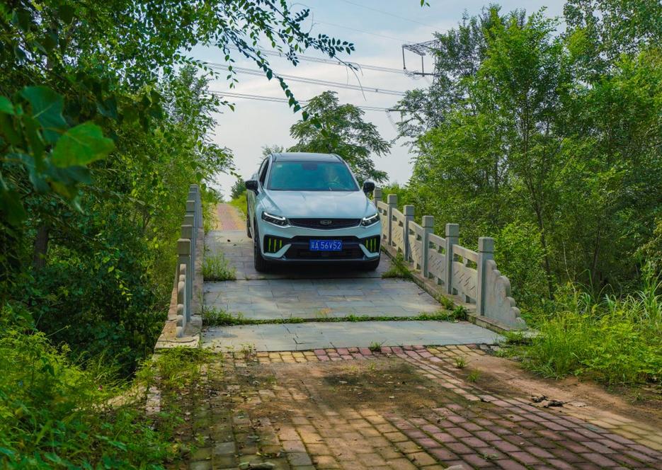 一台好看、好听又好开的高性能运动SUV—星越S