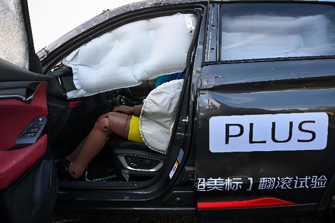 无惧55km/h极限挑战,CS75PLUS以“硬核骨骼”面对超美标翻滚试验