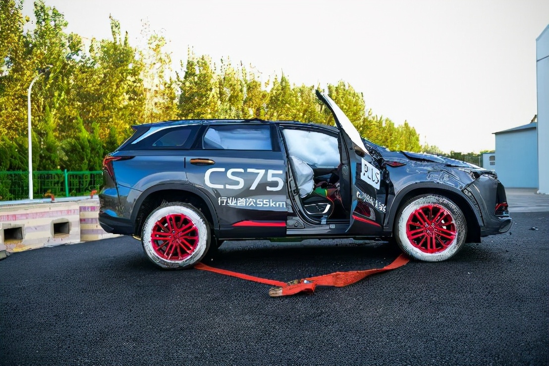 无惧55km/h极限挑战,CS75PLUS以“硬核骨骼”面对超美标翻滚试验