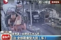 简直就是目无王法!重型卡车不缴费冲过收费站